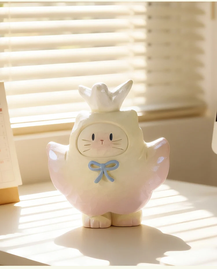 頭頂白鳥、身旁有粉白色翅膀的貓咪公仔